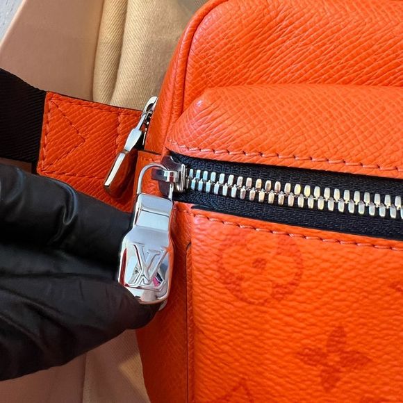 LOUIS VUITTON (LV) OUTDOOR BUMBAG - Picture 6 of 11